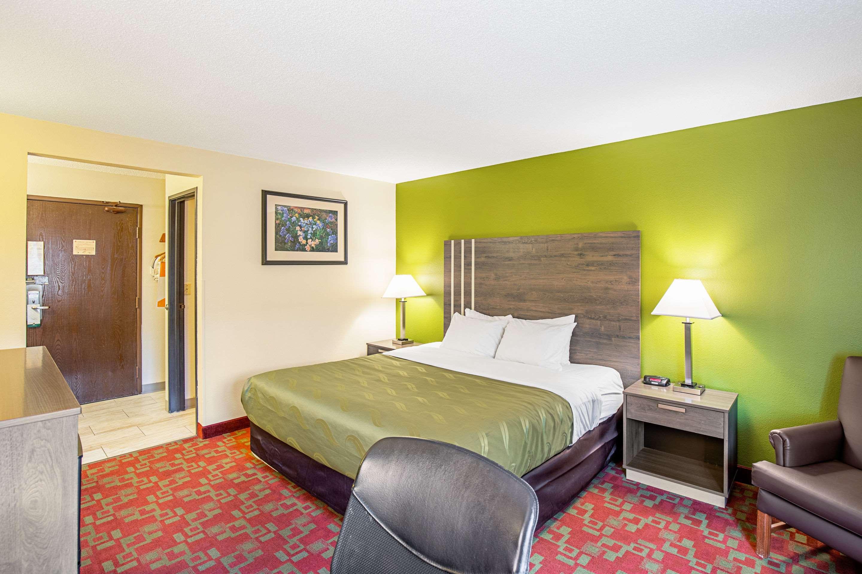 Quality Inn & Suites Milwaukee Exterior photo