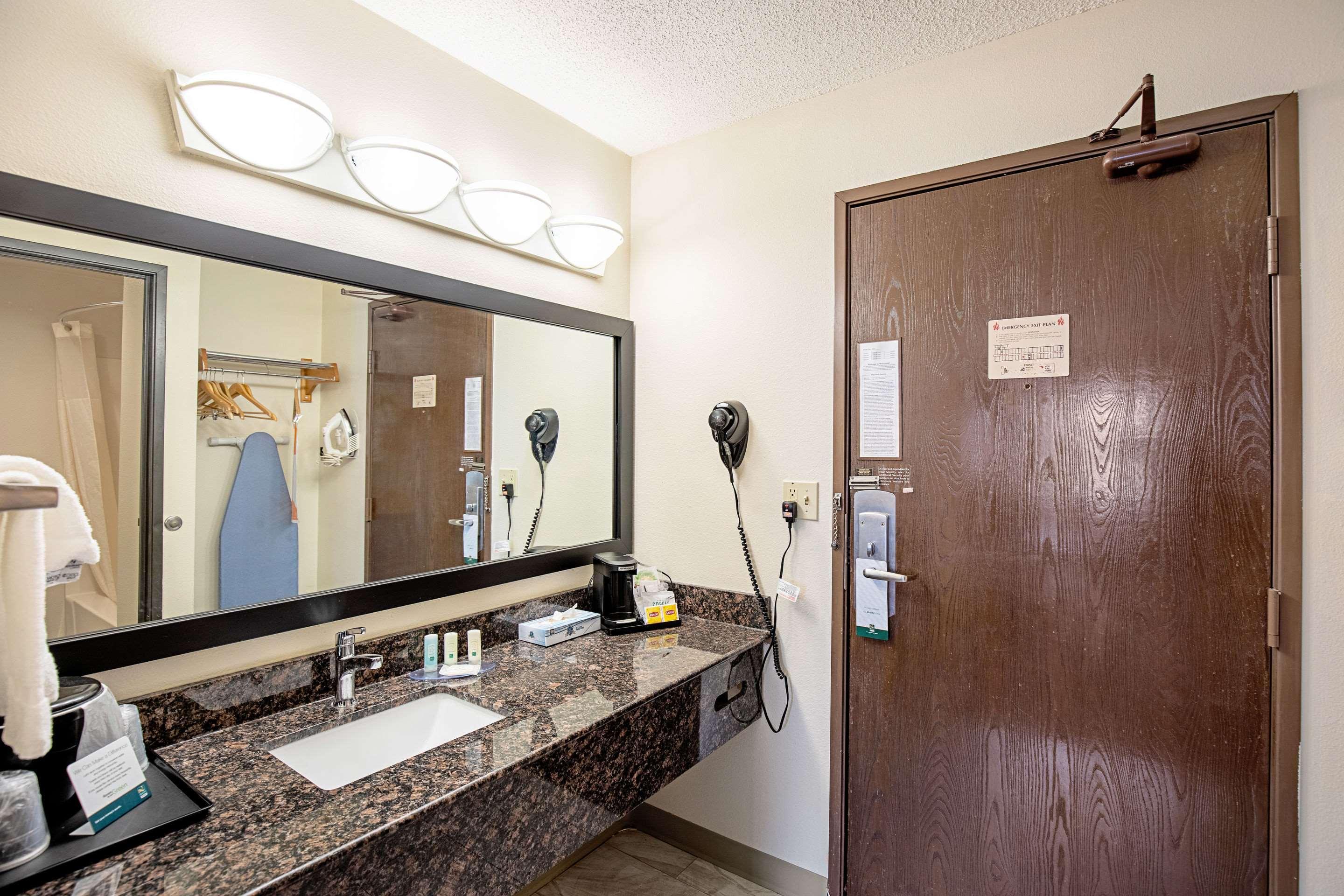 Quality Inn & Suites Milwaukee Exterior photo