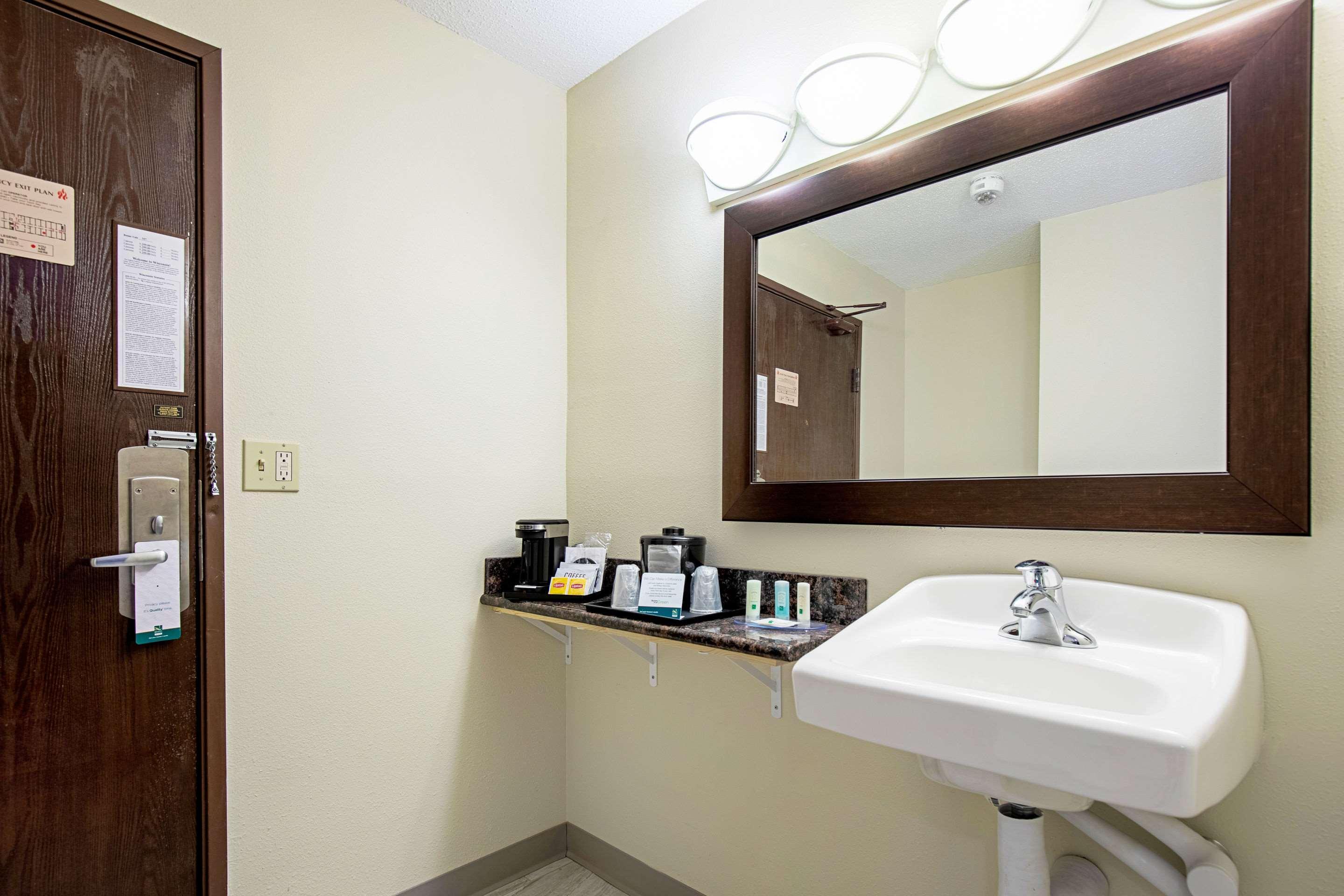 Quality Inn & Suites Milwaukee Exterior photo
