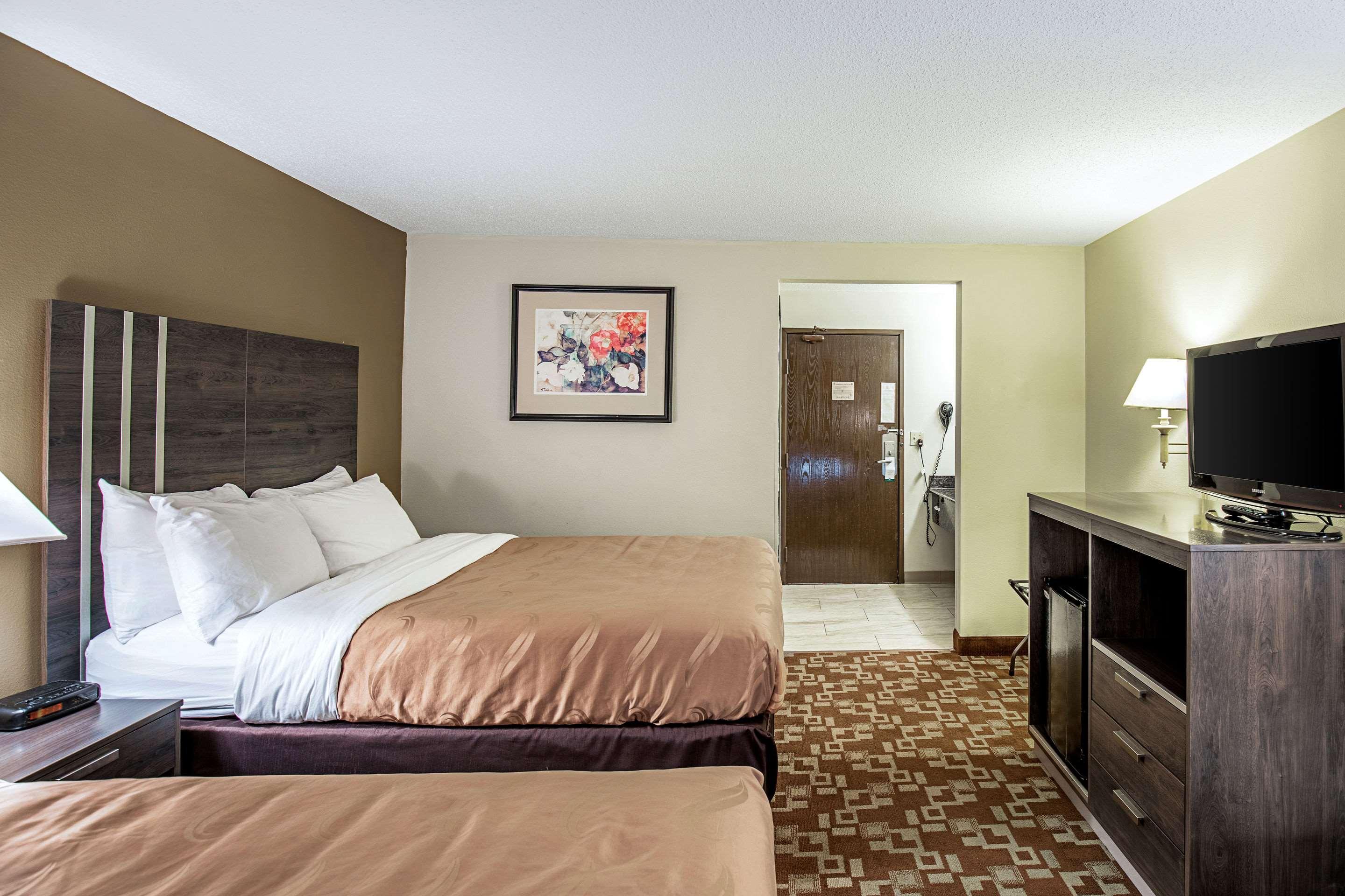 Quality Inn & Suites Milwaukee Exterior photo
