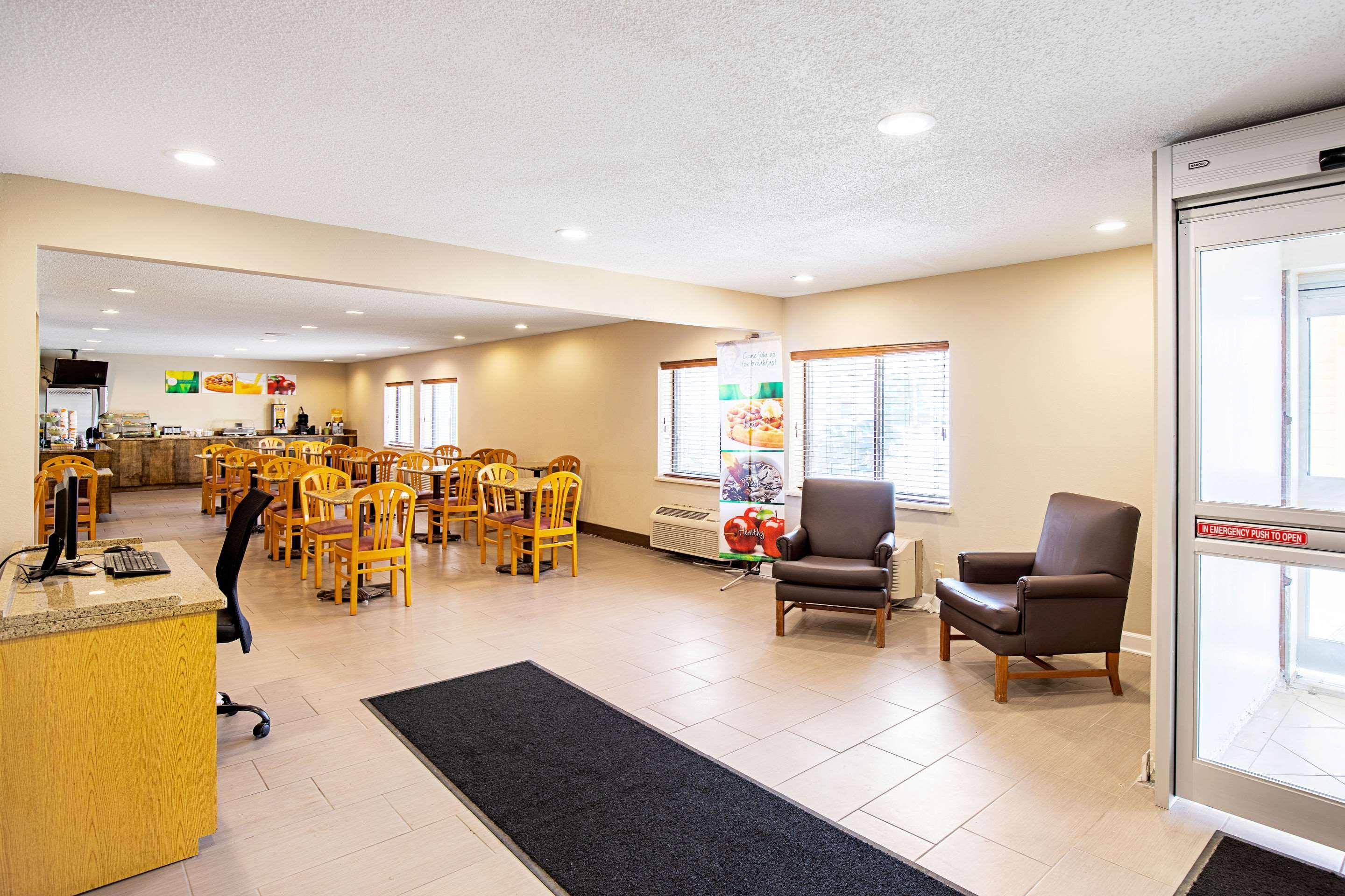 Quality Inn & Suites Milwaukee Exterior photo