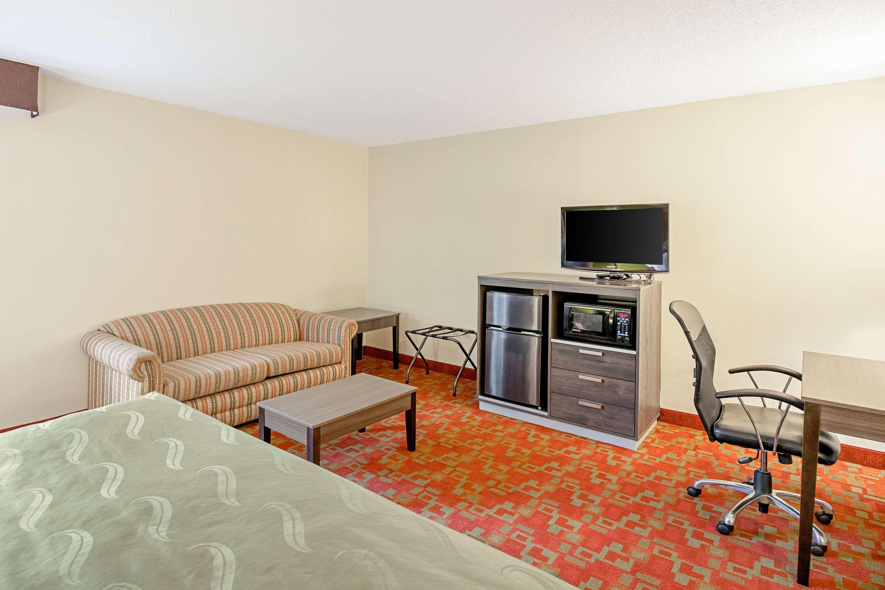 Quality Inn & Suites Milwaukee Exterior photo