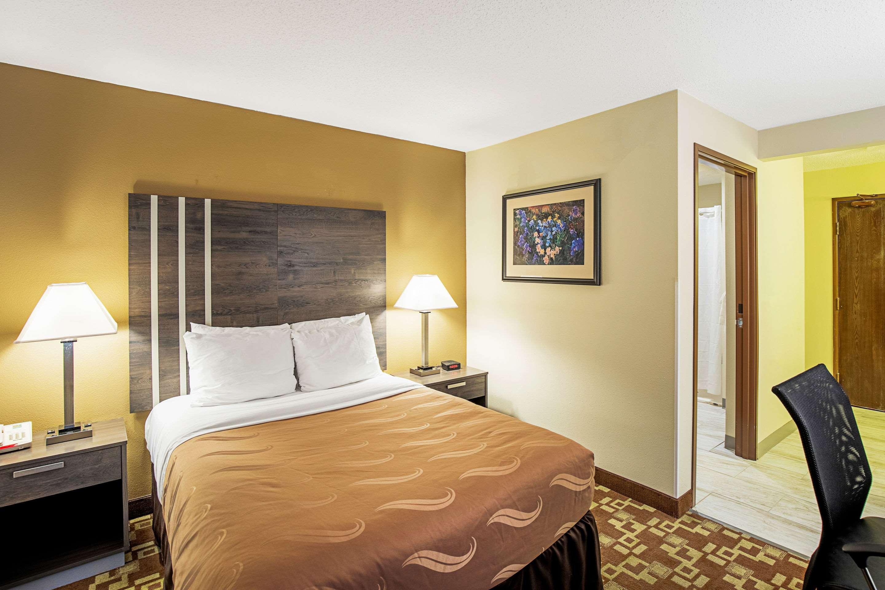 Quality Inn & Suites Milwaukee Exterior photo