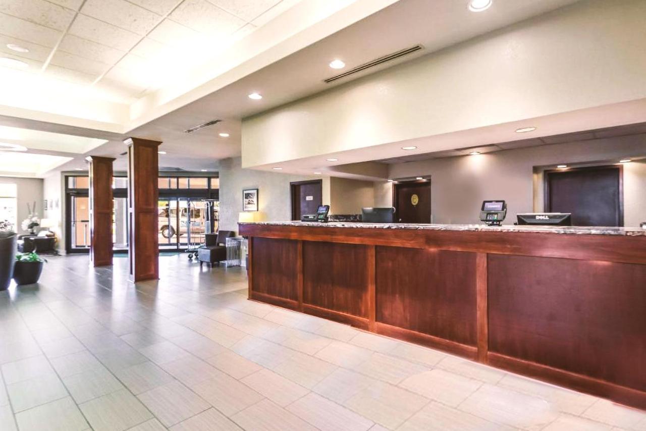 Quality Inn & Suites Milwaukee Exterior photo