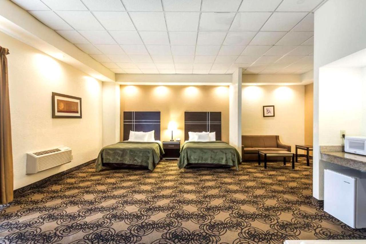 Quality Inn & Suites Milwaukee Exterior photo