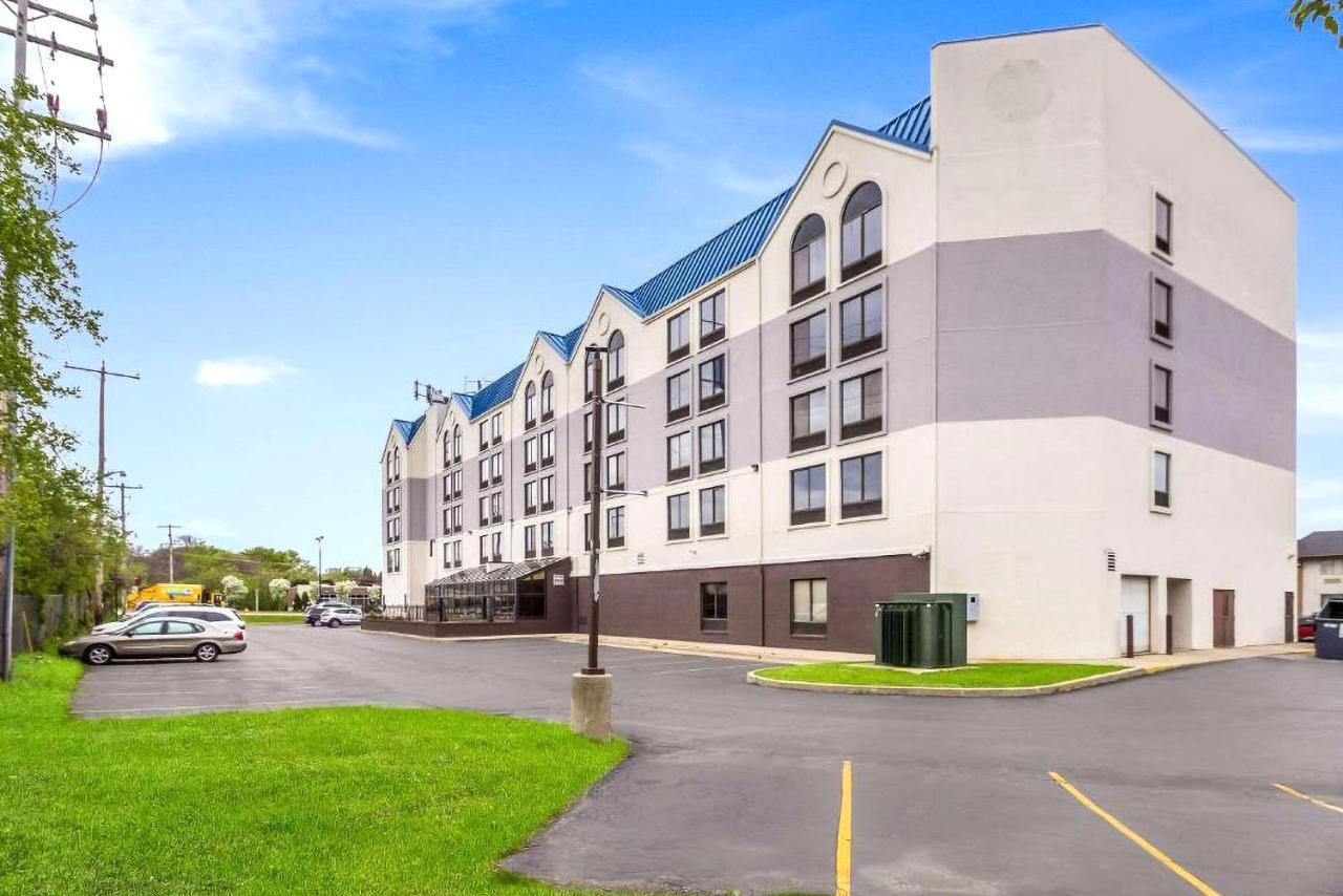 Quality Inn & Suites Milwaukee Exterior photo