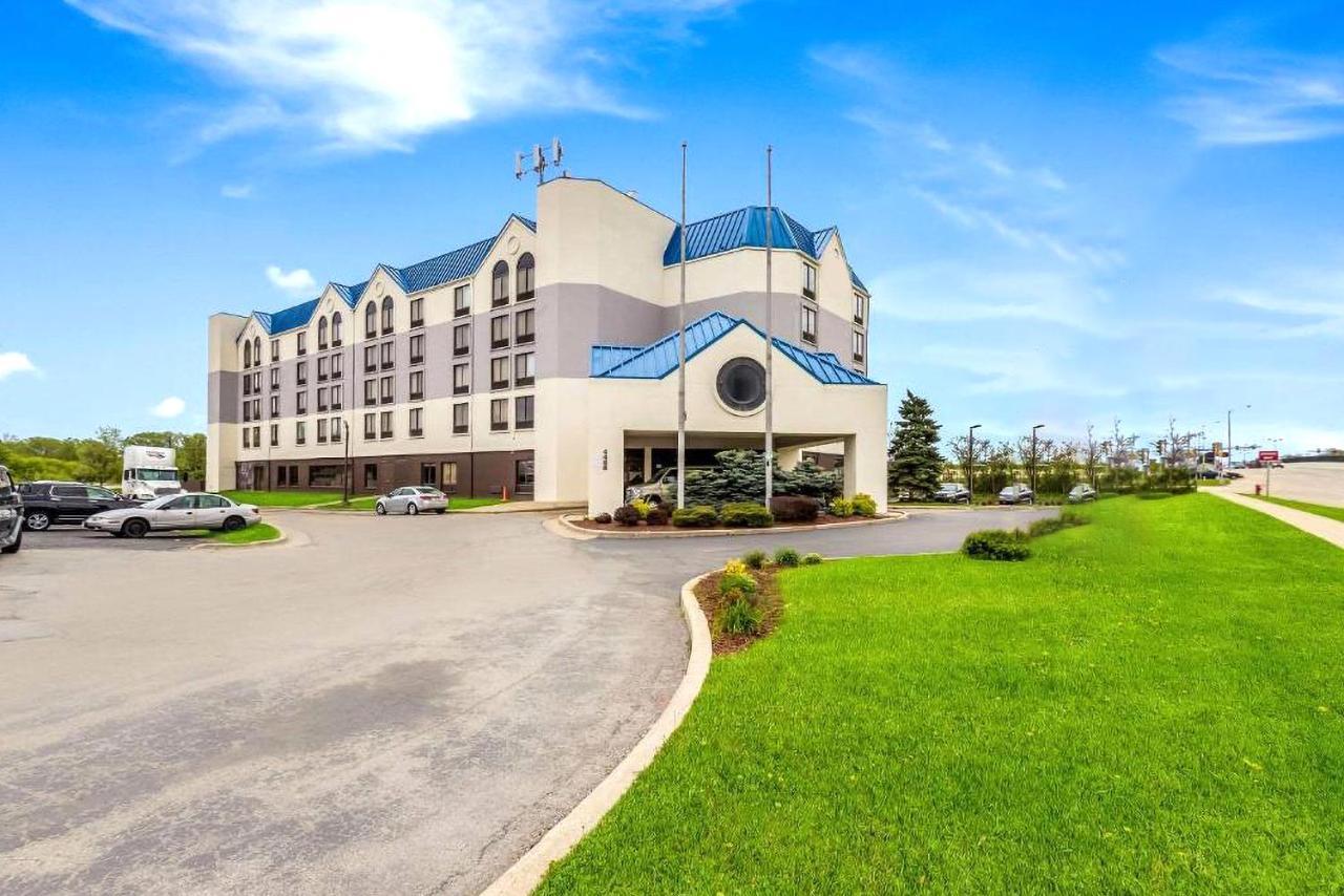 Quality Inn & Suites Milwaukee Exterior photo