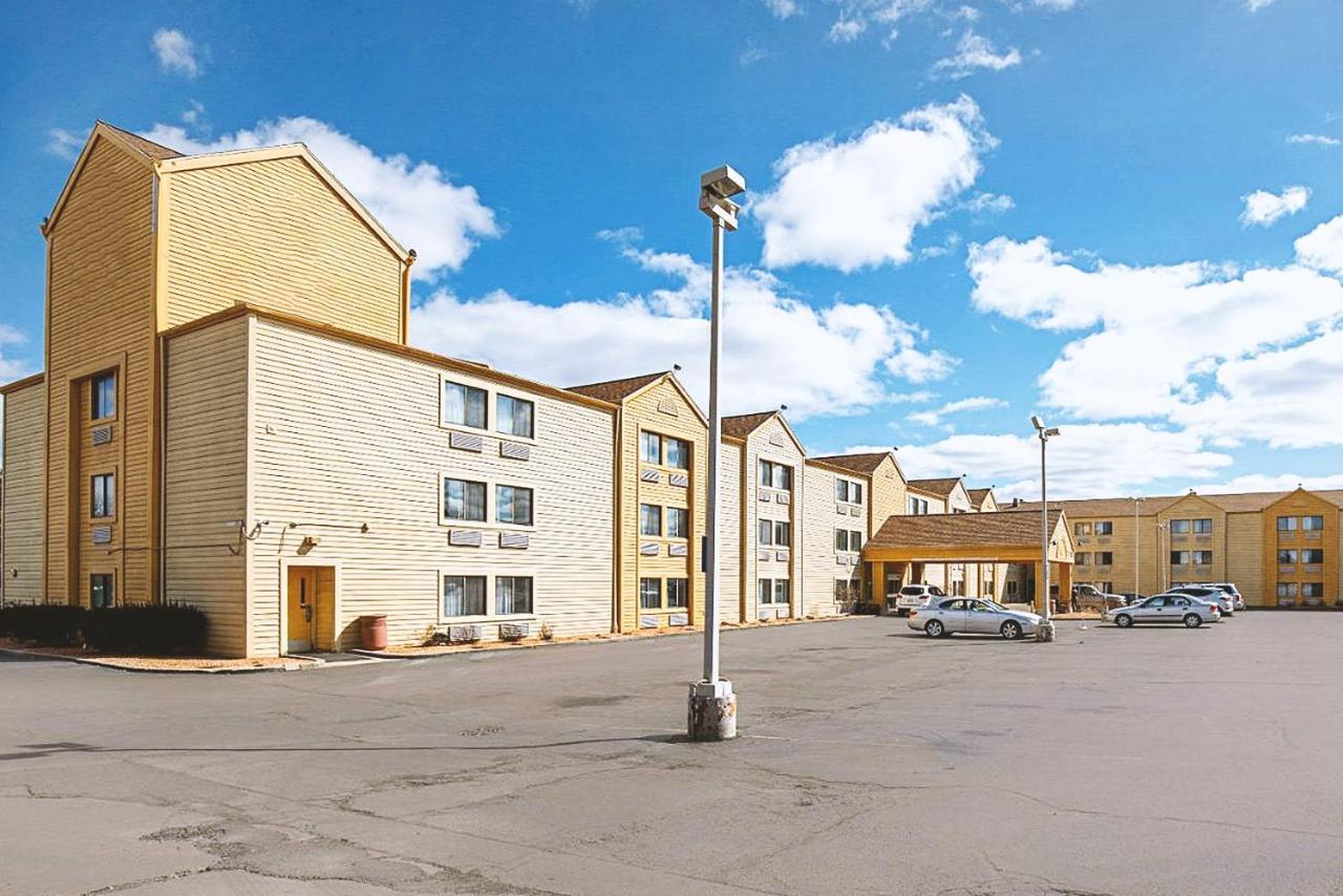 Quality Inn & Suites Milwaukee Exterior photo