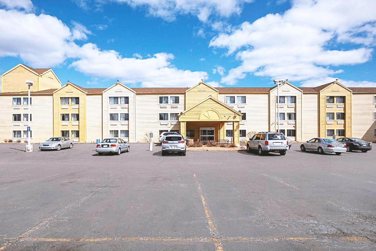 Quality Inn & Suites Milwaukee Exterior photo