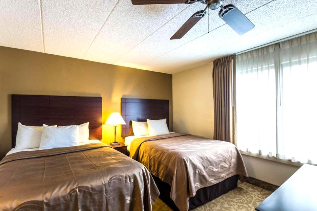 Quality Inn & Suites Milwaukee Exterior photo