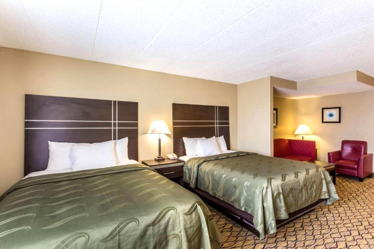 Quality Inn & Suites Milwaukee Exterior photo