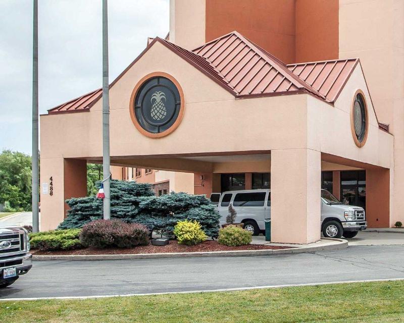 Quality Inn & Suites Milwaukee Exterior photo