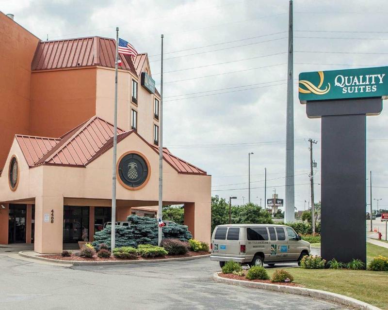 Quality Inn & Suites Milwaukee Exterior photo