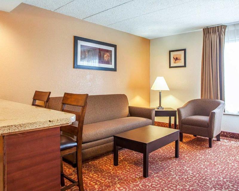 Quality Inn & Suites Milwaukee Exterior photo