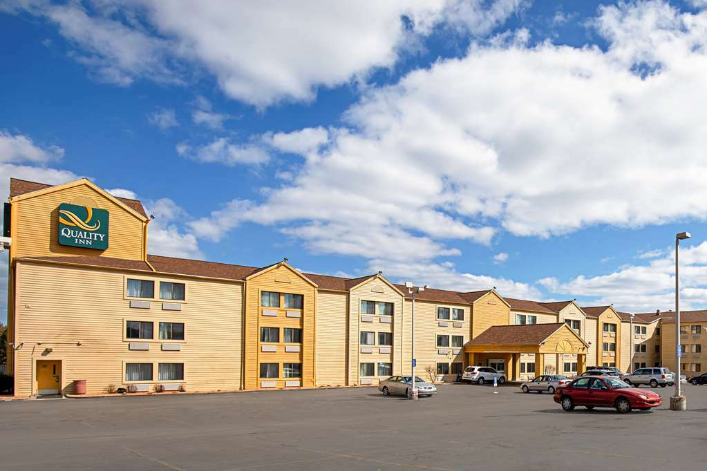 Quality Inn & Suites Milwaukee Exterior photo