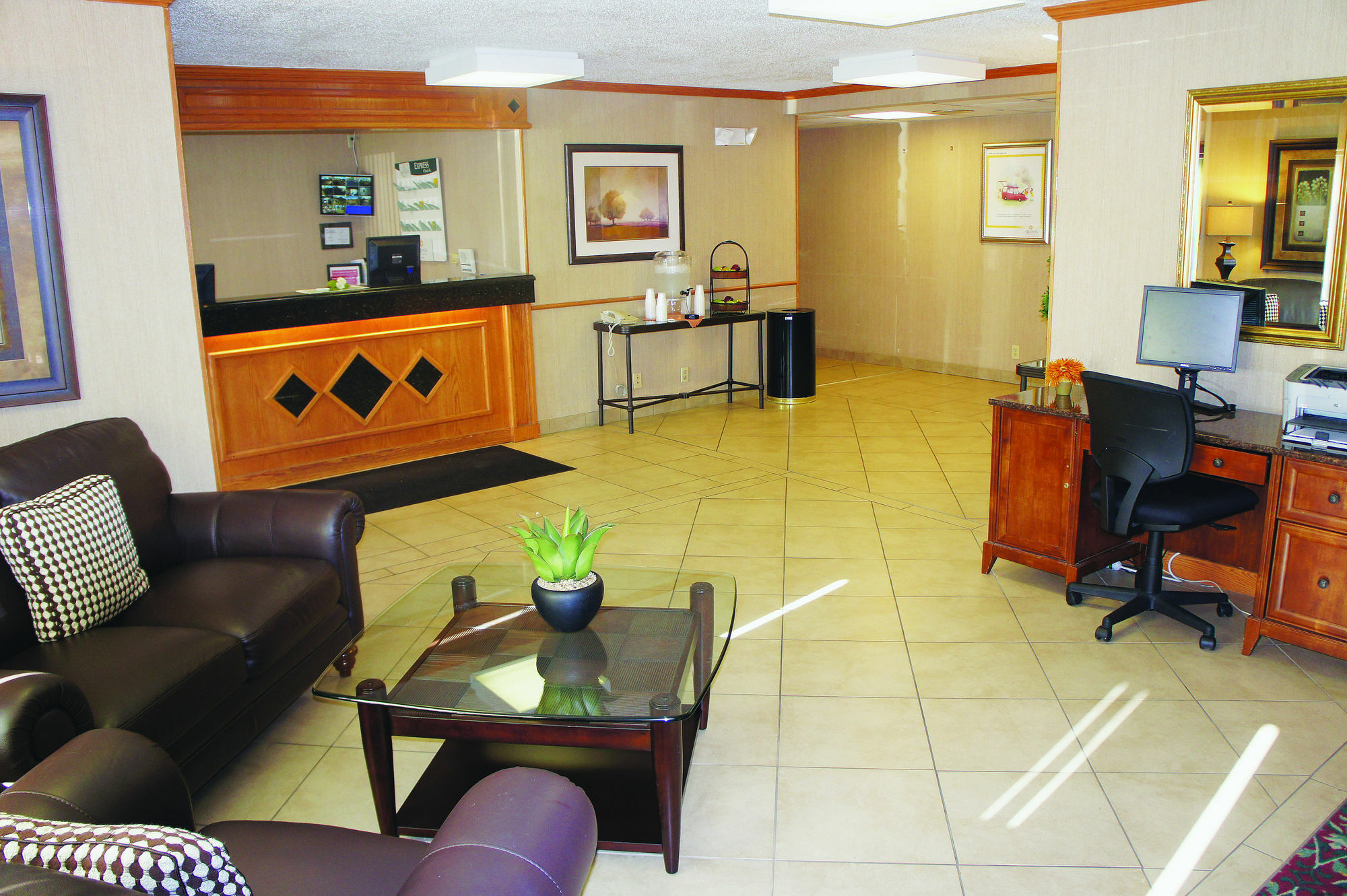 Quality Inn & Suites Milwaukee Exterior photo